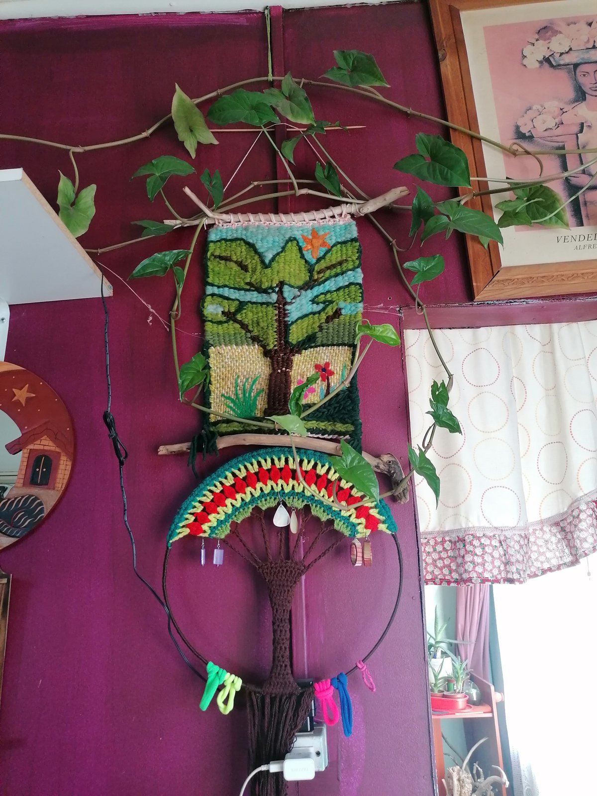 Textil tejido a mano exhibido en un telar